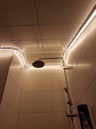 Badezimmer deckenbeleuchtung duschkabine schieferboden und steinfliesen badz badezimmer deckenbeleuchtung duschkabine floors are a fundamental and important phase of any. Zeig Dein Hue Im Garten Und Unter Der Dusche Hueblog De