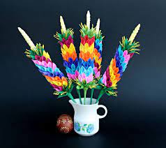 Jedni wykonują je z bukszpanu, bazi i suszonych traw, inni z bazi, forsycji i kwiatów wiosennych, a jeszcze inni tradycyjnie liść palmy i gałązki oliwne. Palma Wielkanocna Mini Zoom Egg Decorating Easter Palma