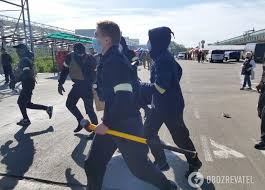 В четверг, 3 июня, вооруженные «титушки» в балаклавах и без опознавательных знаков проникли на территорию рынка «столичный» в киеве с целью рейдерского захвата, что вылилось в противостояние с правоохранителями, передает «обозреватель». Tguv61u4fg6 Om
