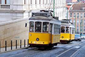 Wandel in de zon langs de oevers van rivier de taag. De Gele Tram Van Lissabon Het Orientatiepunt Van Portugal Redactionele Afbeelding Image Of Toeristisch Straat 13538165