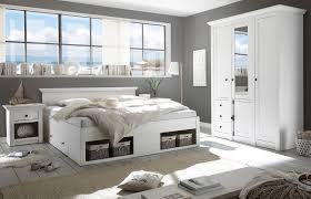 Holz holz, holzwerkstoffe und massivholz werden wegen ihrer natürlichen optik , ihrer qualität und ihrer unkomplizierten verarbeitung gerne für nachttische benutzt. Schlafzimmer Komplett Hooge In Pinie Weiss Landhaus