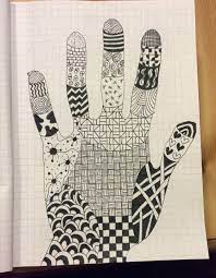 Zeichenunterricht kunstunterricht hand gezeichnet muster malen muster zeichnung zentangle muster hände zeichnen grundschule lesezeichen basteln zentangle zeichnungen kritzel zeichnungen. Zentangle Hand