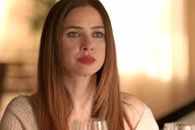 La Encrucijada” Capítulos 9 y 10: Álvaro descubre el secreto de Patricia y  Amanda toma el control de su vida