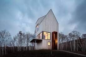 The home is a beacon high atop the hillside. Rabbit Snare Gorge Von Omar Gandhi Architect Inc Einfamilienhauser