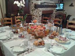 le petit dejeuner campagnard servi autour d une grande table d hote convivialite et moment de partage bon petit dejeuner table d hote petit dejeuner