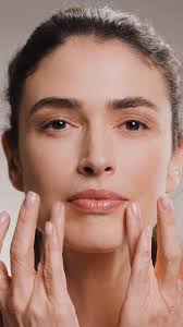 Colorati, comodi e pratici! Scopri i nuovi kit solari da portare sempre con  te! In ogni pochette un doposole + un solare nel formato da 75 ml: scegli  quella più adatto a