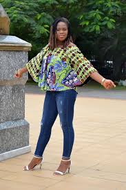 Toute femme africaine devrait avoir au moins un top en pagne wax dans sa garde robe quelque soit le pays où elle vit. 71 Idees De Haut En Pagne Tenue Africaine Mode Africaine Mode Africaine Robe