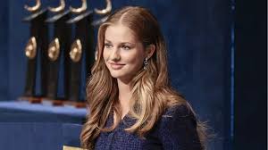 La princesa Leonor, pillada de fiesta bailando reguetón y fumando vaper  en una discoteca de Zaragoza | Vozpópuli