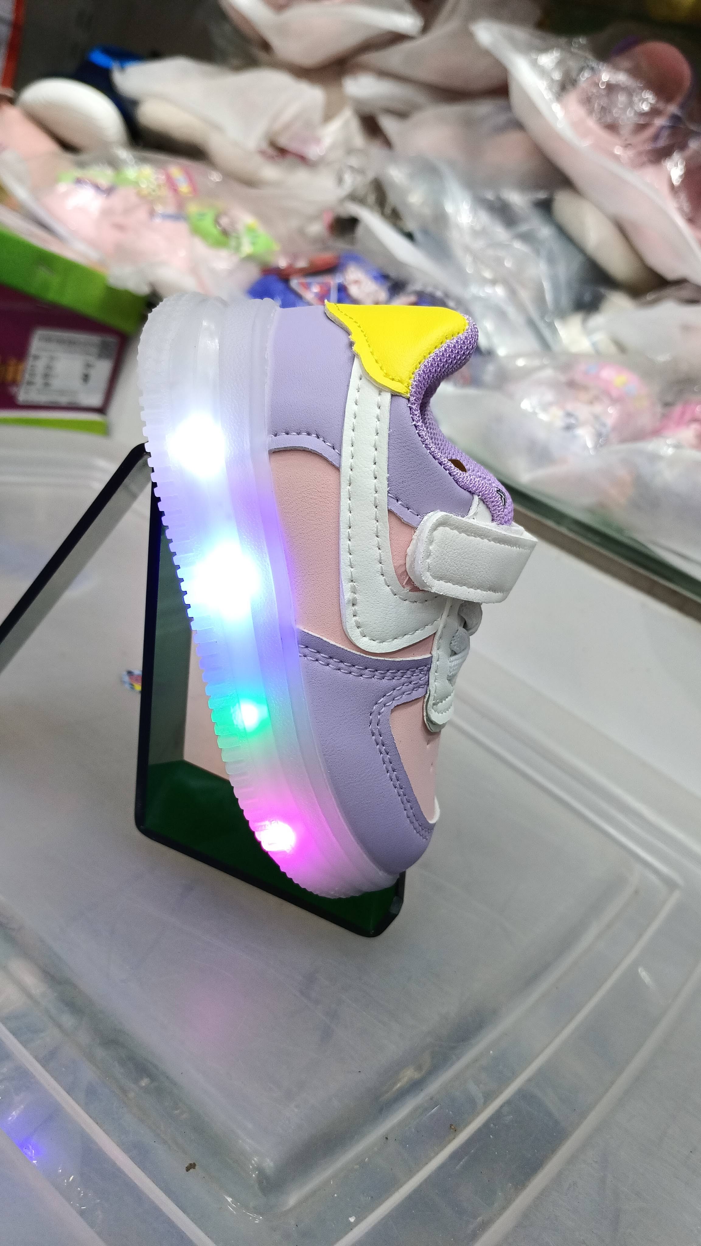 Girl's LED light shoes product image