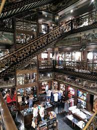 Das wahrzeichen dieses stadtviertels ist die gleichnamige avenue, die sich vom louvre im nordwesten zum eindrucksvollen triumphbogen und weiter bis hin zum modernen geschäftsviertel. Inside Abercrombie Fitch Champs Elysees 23 Avenue Des Champs Elysees Paris Fr 75008 08 0511 1559 Paris Court