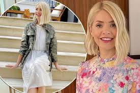 Holly willoughby shares birth details. Holly Willoughby Nimmt Ein Sonnenbad In Winzigen Shorts Wahrend Sie Sich Heute Morgen Eine Weitere Woche Frei Nimmt Aktuelle Boulevard Nachrichten Und Fotogalerien Zu Stars Sternchen