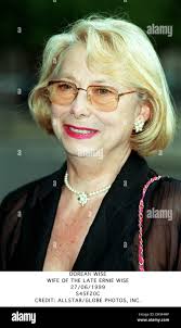 Ernie wise and wife hi-res stock photography and images