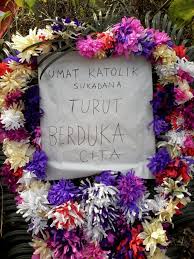 Berikut adalah penerangan mengenai adat resam masyarakat cina berkaitan kematian. Mengikuti Upacara Adat Kematian Tionghoa