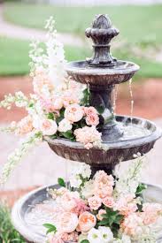 Fontaine De Jardin Decoree De Fleurs Pour Un Mariage En Plein Air Mariage Plein Air Organisation Mariage Deco Mariage