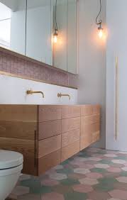 Bad Bodenfliesen Zementfliesen Rosa Grun Liala Mehrfarbig Farbspiel Sechseck Hexagonal Waschtisch Eiche Bad Inspiration Badezimmer Design Badezimmer