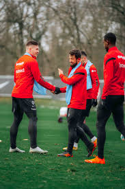 Press the ← and → keys to navigate the gallery , 'g' to view the gallery, or 'r' to view a random video. Eintracht Vom Main 42