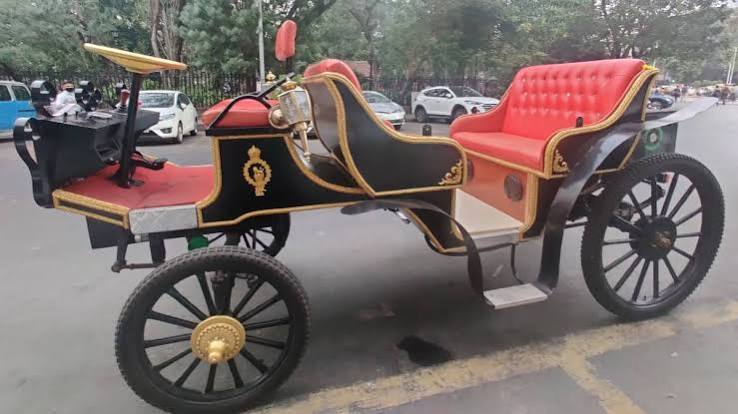 Victoria' carriages are back to show you around Mumbai. Only this time, they're e-Victorias