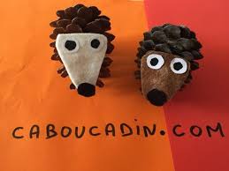 Faire Un Herisson Avec Une Pomme De Pin Bricolage Automne Maternelle Pomme De Pin Bricolage Activite Manuelle Herisson