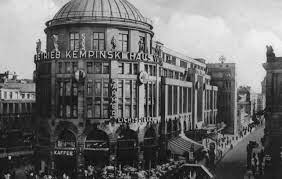 haus vaterland in the wilhelmine style destroyed along with the rest of potsdamer platz during the bombing o berlin leaning tower of pisa potsdamer platz