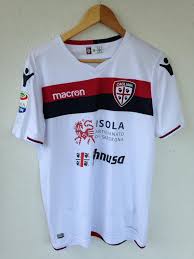 Overview of all signed and sold players of club cagliari calcio for the current season. Cagliari Weg Fussball Trikots 2017 2018 Sponsored By Isola