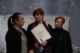 Problemele de acum apar si fiecare veste pe care o primesc complica si mai mult soarta unora, de exemplu banuiala evei cu privire la o posibila legatura de sange cu elena si veorica se confirma toate trei afla ca de fapt au fost date statului inca de cand erau mici copile iar acum isi descopera trairile dar. De Vanzare DrÄguÅ£ Imagini Oficiale Antena 1 Sacrificiul Ep 6 Generalpromo Ro