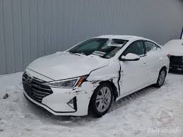 It has a lot of positive traits, including a comfortable ride and excellent fuel economy. Hyundai Elantra Sel 2020 White 2 0l 4 Vin 5npd84lf2lh565181 Free Car History
