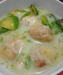 Rawon disajikan satu mangkuk dengan nasi dan kecambah. Plester Merah Jambu