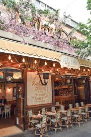 Le Vrai Paris Restaurant An Adorable Bistrot In Montmartre Paris Restaurants Paris Cafe Paris