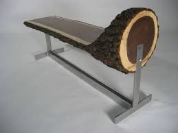 Bank Aus Einem Holzstamm Und Einem Einfachen Metallgegestell Diy Holztisch Couchtisch Treibholz Metall Design