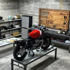 Moto Guzzi In The Garage Workshop Discover Motomood Motorradgarage Traumgarage Motorrad Fahren