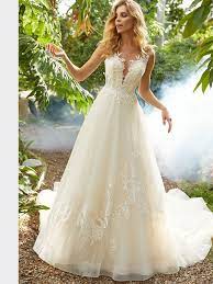 Traumhaftes Brautkleid Mit Spitzenapplikationen Auf Oberteil Und Rock Und Raffinierter Ruckenansich Vintage Boho Hochzeitskleid Kleid Hochzeit Kleider Hochzeit