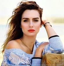 Güzelliği gittikçe göze çarpan oyunculardan birce akalay ilk olarak 2004 yılında güzellik yarışmasında 3.lüğü ile tanındı. Birce Akalay In Estetiksiz Hali Yemekev Com