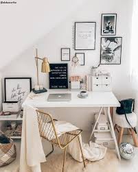 La Chaise En Metal Retrouve Une Seconde Jeunesse Au Cœur De La Maison Et Impose Ses Lignes Intemporelles Espace De T Idee Deco Bureau Deco Chambre Deco Bureau