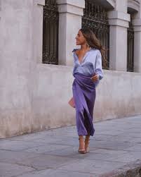 Cómo llevar el traje pantalón a una boda. La Invitada Perfecta A Una Boda De Dia Tambien Se Viste Con Falda Y Blusa