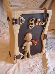 Tout d'abord, nous découpons des panneaux de bois recyclé résistant à l'humidité, que nous ponçons et sur lesquels nous appliquons une peinture blanche vaporisée pour une finition. Projets Personnalises En Bois Creations En Bois