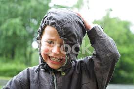 Llorando bajo la lluvia con una rosa en las manos. Llorando Bajo La Lluvia Fotografias De Stock Freeimages Com