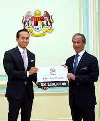 He is the founder and the executive chairman of puncak niaga holdings, as well as the executive chairman of syarikat bekalan air selangor (syabas). Pm Muhyiddin Receives Donations For Covid 19 Fund Prime Minister S Office Of Malaysia