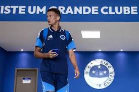 Lançado por Leonardo Jardim, zagueiro trocará Cruzeiro por clube europeu