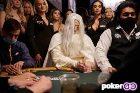 Phil Hellmuth Arrives Doyle Brunson Survives In Wsop Main Event Las Vegas Review Journal