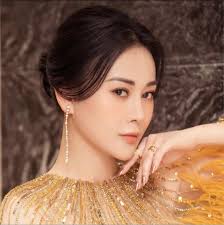 Diện lại váy lông vũ của Hoa hậu Ngọc Hân và Á hậu Ngọc Thảo, Phương Oanh  vẫn đẹp gây mê