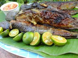 Ikan cupang juga termasuk ikan hias yang mudah dipelihara tanpa menggunkanan oksigen atau gelembng udara yang disebut aerator. Ikan Keli Bakar Dengan Air Asam Mangga Grilled Catfish With Mango Sour Gravy Seafood Recipes Asian Recipes Malaysian Food