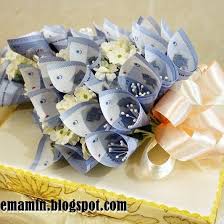 Nak naikkan seri dulang tu bolehlah gubah bunga sejemput dan letak pada bahagian sisi barang hantaran. Contoh Gubahan Duit Sewa Hantaran Murah Kepala Batas Facebook