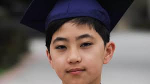 Niño de 12 años se gradúa de la universidad... ¡con cinco títulos!