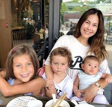 เรียกว่าลัดฟ้าจากอังกฤษพาครอบครัวกลับมาเที่ยวเมืองไทยให้หายคิดถึง สำหรับคุณแม่ลูกสาม พอลล่า เทย์เลอร์ พร้อมทั้งแท็กทีมเพื่อนสนิท. Facebook