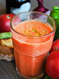 Verano Gazpacho De Tomate Fria En Un Vaso Y Los Ingredientes Tomate Pepino Pimiento Cebolla Ajo Pan Aceite De Oliva El Fondo De Madera Fotos Retratos Imagenes Y Fotografia De Archivo