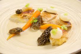 Une bonne recette classique de poulet au vin jaune.si je peux trouver une bonne poularde je prépare cette recette en avril ou mai quand arrive le temps des morilles fraîches je mouille a la crème liquide et je sert avec un risotto lié au foie gras. Poularde De Bresse A La Creme Et Morilles Basse Temperature Au Four Facon Georges Blanc Les Gourmantissimes