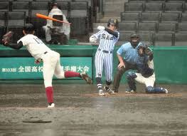 【全国高校野球選手権大阪大会準々決勝 大阪桐蔭5ー3金光大阪 （ 2021年7月29日 南港中央 ）】 大阪桐蔭の竹中勇登が0―3の4回から救援し、6回を3安打 . Skbn1rpercd5em