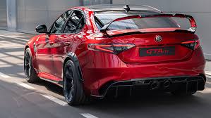Sa conception italienne, ses moteurs haute performance entre 136 et 280 ch et sa transmission intégrale q4 ou la transmission intégrale alfa romeo q4 assure une sécurité maximale sans oublier la performance avec une distribution du couple optimale en temps. Alfa Romeo Giulia Gta Und Gtam Minus 100 Kilo Plus 30 Ps Auto Motor Und Sport