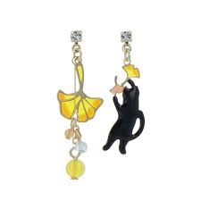 ピアス ニッケルフリー 銀杏の葉と遊ぶ猫 天然石 ポストピアス 19ss Jj134 Osewaya 通販 Yahoo ショッピング