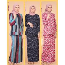 Antara fesyen yang digemari ramai hasil rekaan scarffeya adalah seperti baju muslimah moden, baju kurung muslimah, baju kurung moden, baju couple dan pelbagai lagi fesyen yang trendy masa kini. Baju Kurung Kedah Prices And Promotions Jul 2021 Shopee Malaysia